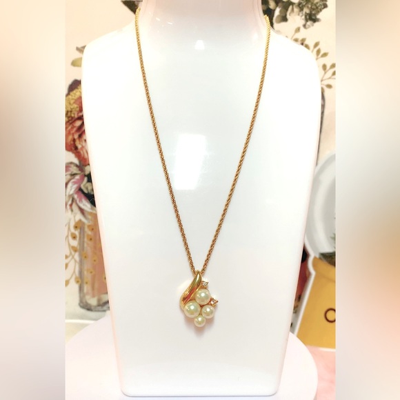 Christian Dior Pearl Rhinestone Gold Tone Pendant Necklace- GREAT CONDITION - Picture 4 of 9